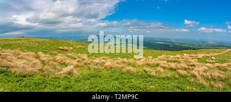 Blick über Shropshire Landschaft von oben Titterstone Clee in der Nähe von Cleeton, England, Großbritannien Stockfoto