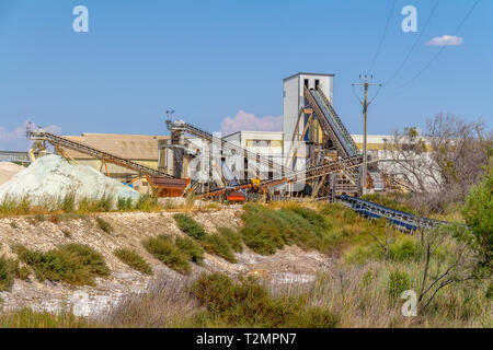 Salz Produktionsstätte um Salin-de-Giraud in der Camargue in Südfrankreich Stockfoto