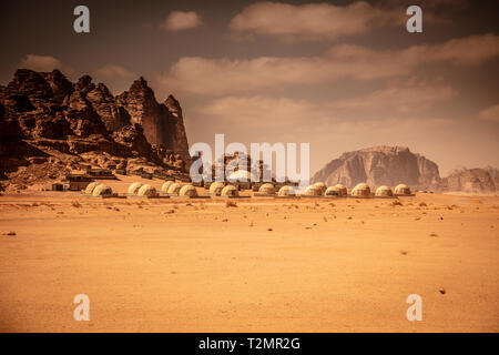 Wadi Rum Wüste, Jordanien. Resort Hotel mit Beduinenzelten und Luxus Kuppeln von der Mars Film inspiriert. Rocky Mountains im Hintergrund. Stockfoto