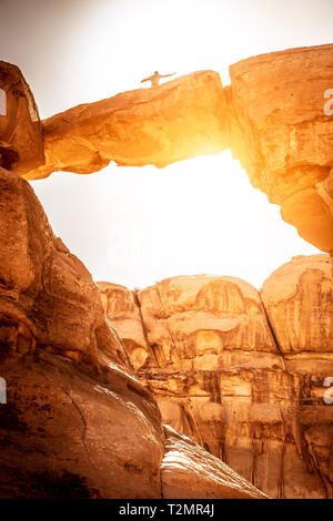Wadi Rum Wüste, Jordanien. Berühmte um Frouth steinerne Brücke, dieser Ort ist sehr beliebt bei Touristen, die die Felsen nach oben zu gelangen und posieren für ein Stockfoto