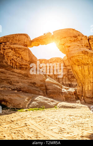 Berühmte um Frouth rock Arch, im Wadi Rum Wüste in Jordanien. Wallfahrtsort gelegen für Touristen, die die Felsen ein Erinnerungsfoto zu übernehmen Stockfoto
