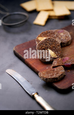 Salat Schokolade mit Gebäck auf einem Holzbrett. Wurst Kekse Stockfoto