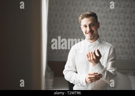 Die bräutigame morgen Vorbereitung. Schöner Mann anziehen und die Vorbereitung auf die Hochzeit. Stockfoto