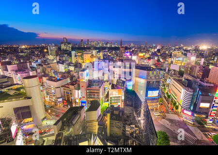 Tokio, Japan Skyline der Stadt über Shibuya Ward mit dem Shinjuku Skyline in der Ferne. Stockfoto