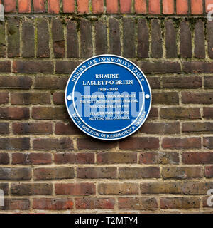 Blaue Plakette zum Gedenken an Rhaune Laslett - O'Brien, der Hauptorganisator der Notting Hill Street Festival, wurde der Notting Hill Carnival Stockfoto