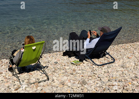 Menschen mit Smartphone am See Gardasee Italien Stockfoto