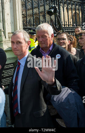 Nigel Evans MP, sprechen außerhalb der Häuser des Parlaments am 29. März 2019 und dem ursprünglichen, dass Großbritannien sollte die EU zu verlassen. Stockfoto