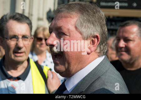 Sammy Wilson DUP MP außerhalb des Houses of Parliament, London Am 29. März 2019 Der Tag, an dem die Großbritannien wurde bedeutet, die EU zu verlassen. Stockfoto