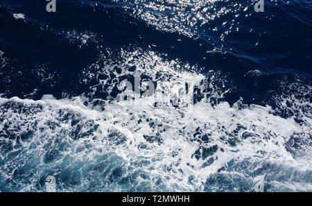 Dark Blue Deep sea Oberfläche, rippled Wasser mit Sea Foam und funkelnde Licht Stockfoto