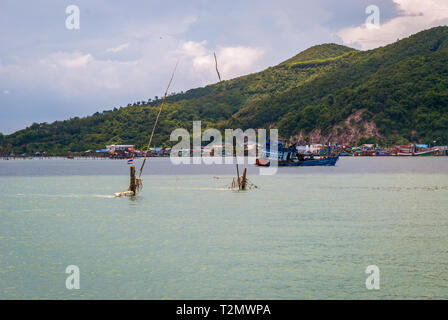 Songkhla, Thailand - Okt 2015: Überladene Boot in Songkhla Canal, Thailand Stockfoto