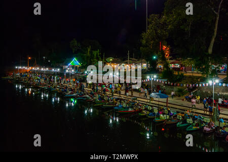 Hat Yai, Thailand - Okt 2015: Restaurants auf den Booten am Abend Floating Food Market in Hat Yai, Thailand Stockfoto