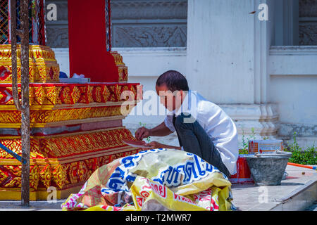 Hat Yai, Thailand - Okt 2015: Künstler Malerei und Restaurierung im Tempel Wat Hai Yai Nai. Stockfoto