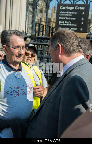 Sammy Wilson DUP MP außerhalb des Houses of Parliament, London Am 29. März 2019 Der Tag, an dem die Großbritannien wurde bedeutet, die EU zu verlassen. Stockfoto