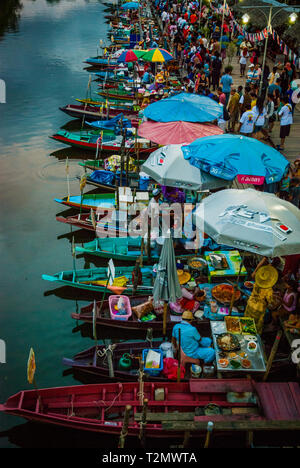 Hat Yai, Thailand - Okt 2015: Restaurants auf den Booten am Abend Floating Food Market in Hat Yai, Thailand Stockfoto