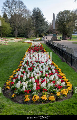 Bunte Blumenbeete im jephson Gärten im Frühjahr. Leamington Spa, Warwickshire, England Stockfoto