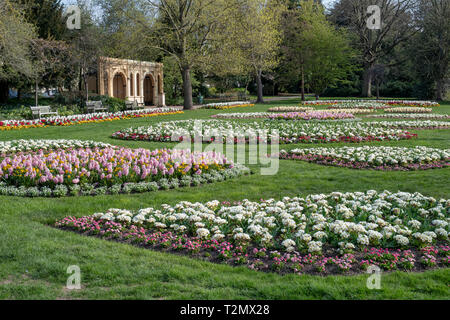 Bunte Blumenbeete im jephson Gärten im Frühjahr. Leamington Spa, Warwickshire, England Stockfoto