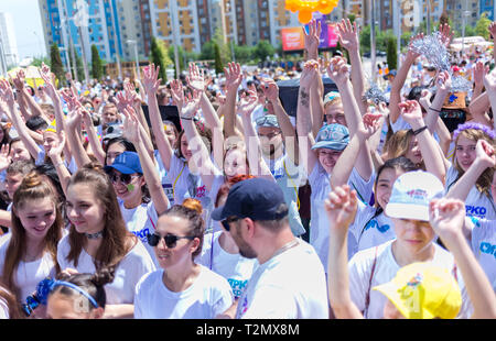 ALMATY, Kasachstan - 10. JUNI 2018: Nicht identifizierte Personen vor der Bühne tanzen und sind an der Yarkokros Partei in der Nähe der Almaty Arena zufrieden s Stockfoto