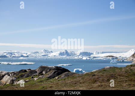 Ilulissat, Grönland - 30. Juni 2018: Der Ilulissat-eisfjord aus der Sicht gesehen. Ilulissat Icefjord wurde von der UNESCO zum Weltkulturerbe erklärte in Stockfoto