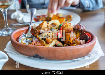 Gebratene Kartoffeln und Fleisch, Ojakhuri - Traditionelle georgische Essen Stockfoto