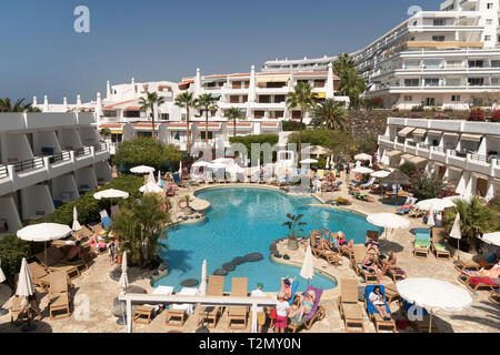 Menschen Liegewiese rund um den Pool des Hovima Panorama Hotel in Costa Adeje, Santa Cruz de Tenerife, Spanien Stockfoto