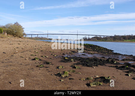 Ansicht der Erskine Bridge über den Fluss Clyde, vom Strand an der Rasenfläche Hafen Stockfoto