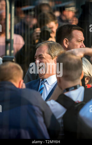 Nigel Farage, bevor er sich auf die Bühne zu verlassen bedeutet Rallye in Parliament Square, London Am 29. März 2019 verlassen Stockfoto