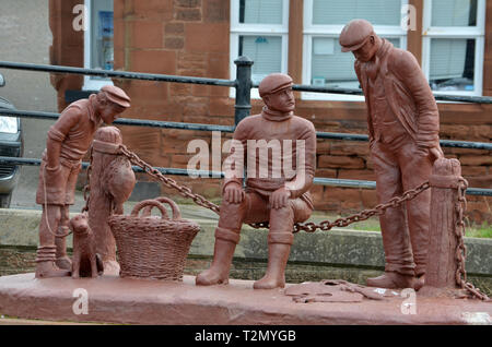 Ein Fischiger Geschichte. Diese Skulptur von Colin Telfer sitzt auf dem Fluss Ellen im Maryport. Colin arbeitet im Medium der Hämatit Eisen Erz. Stockfoto