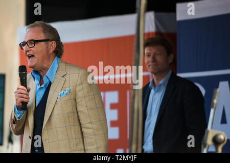 Verlassen bedeutet Co-Gründer John longworth zusammen mit Richard Tice im Hintergrund. 29.März 2019 Der Tag, an dem die Großbritannien bedeutete, war die EU zu verlassen. Stockfoto