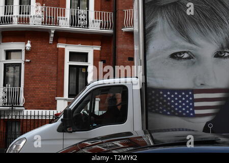 London/UK am 3. April 2019. Julian Assange und Chelsea Manning sind auf einem mobilen Gerät tourt gerade durch die Straßen von Knightsbridge. Stockfoto