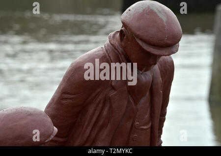 Ein Fischiger Geschichte. Diese Skulptur von Colin Telfer sitzt auf dem Fluss Ellen im Maryport. Colin arbeitet im Medium der Hämatit Eisen Erz. Stockfoto