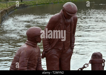 Ein Fischiger Geschichte. Diese Skulptur von Colin Telfer sitzt auf dem Fluss Ellen im Maryport. Colin arbeitet im Medium der Hämatit Eisen Erz. Stockfoto