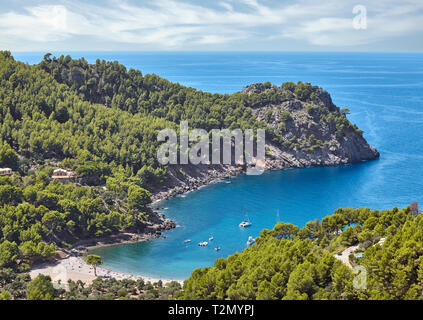 Cala Tuent Cove Beach von oben, Mallorca, Spanien gesehen. Stockfoto