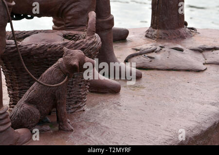 Ein Fischiger Geschichte. Diese Skulptur von Colin Telfer sitzt auf dem Fluss Ellen im Maryport. Colin arbeitet im Medium der Hämatit Eisen Erz. Stockfoto