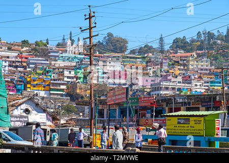 Coonoor, Indien - 5. März, 2018: Das Zentrum in der Tamil Nadu Stadt durch St Antony's Kirche übersehen Stockfoto