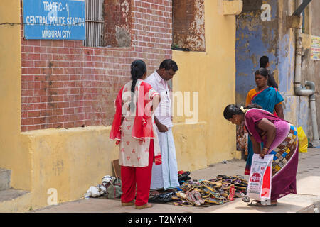 Madurai, Indien - 10. März 2018: eine Straße der Händler seine Waren verkaufen auf einem Bürgersteig außerhalb der Central Police Station Stockfoto