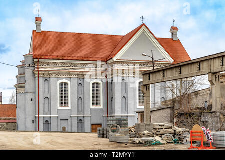 Kirche St. Stephanus in Vilnius, Litauen. Blick auf die Südfassade im frühen Frühling. Es liegt in einem Industriegebiet in der Nähe des Bahnhofes gelegen Stockfoto