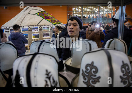 Verkauf von nationalen Kirgisischen kopfschmuck Kalpak während der Festlichkeiten Kennzeichnung das Frühlingsfest der Nowruz bei VDNKh in Moskau, Russland Stockfoto