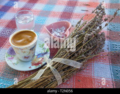 Türkischer Kaffee aus Lavendelblüten. Lavendel aromatisiert Aroma. mit türkischem Honig serviert. Stockfoto