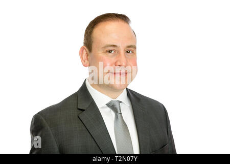 Ein studio Portrait eines fälligen Geschäfts Mann mit einem weißen Hintergrund und Kopieren. Stockfoto