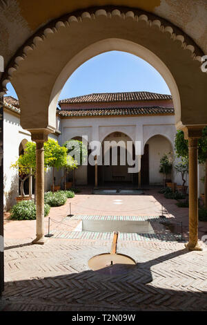 Garten im Innenhof der Cuartos de Granada in der mittelalterlichen Festung Alcazaba de Malaga aus dem 11. Jahrhundert, Malaga Altstadt, Andalusien, Spanien Europa Stockfoto