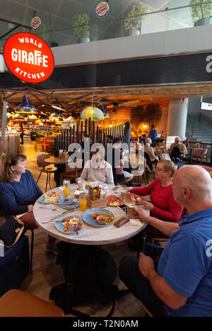 Die Menschen essen bei Giraffe Welt Küche, terminal Innenraum, Abflüge, Flughafen Malaga, Malaga Spanien Europa Stockfoto