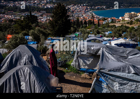 Vathy, Griechenland. 25 Mär, 2019. Die primitivste Wohnungen aus Kunststoff Abdeckplanen bestimmen das Bild im Flüchtlingslager auf der griechischen Insel Samos. Rund 4500 Flüchtlinge und Migranten leben hier. Sie wurden gezwungen, um die Insel zu vereinbaren so genannte Hotspot, einem ehemaligen Gefängnis, das sich hinter der Stahl Zäune mit Stacheldraht bewehrt, bietet Platz für 650 Personen. Credit: Angelos Tzortzinis/dpa/Alamy leben Nachrichten Stockfoto