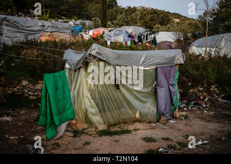 Vathy, Griechenland. 25 Mär, 2019. Die primitivste Wohnungen aus Kunststoff Abdeckplanen bestimmen das Bild im Flüchtlingslager auf der griechischen Insel Samos. Rund 4500 Flüchtlinge und Migranten leben hier. Sie wurden gezwungen, um die Insel zu vereinbaren so genannte Hotspot, einem ehemaligen Gefängnis, das sich hinter der Stahl Zäune mit Stacheldraht bewehrt, bietet Platz für 650 Personen. Credit: Angelos Tzortzinis/dpa/Alamy leben Nachrichten Stockfoto