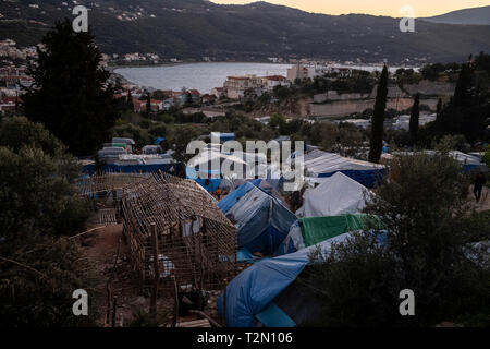 Vathy, Griechenland. 25 Mär, 2019. Die primitivste Wohnungen aus Kunststoff Abdeckplanen bestimmen das Bild im Flüchtlingslager auf der griechischen Insel Samos. Rund 4500 Flüchtlinge und Migranten leben hier. Sie wurden gezwungen, um die Insel zu vereinbaren so genannte Hotspot, einem ehemaligen Gefängnis, das sich hinter der Stahl Zäune mit Stacheldraht bewehrt, bietet Platz für 650 Personen. Credit: Angelos Tzortzinis/dpa/Alamy leben Nachrichten Stockfoto