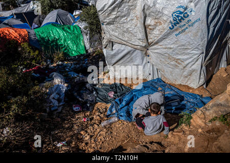 Vathy, Griechenland. 25 Mär, 2019. Die primitivste Wohnungen aus Kunststoff Abdeckplanen bestimmen das Bild im Flüchtlingslager auf der griechischen Insel Samos. Rund 4500 Flüchtlinge und Migranten leben hier. Sie wurden gezwungen, um die Insel zu vereinbaren so genannte Hotspot, einem ehemaligen Gefängnis, das sich hinter der Stahl Zäune mit Stacheldraht bewehrt, bietet Platz für 650 Personen. Credit: Angelos Tzortzinis/dpa/Alamy leben Nachrichten Stockfoto