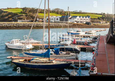 Bantry, West Cork, Irland. 3 Apr, 2019. Die bantry Marina aalt sich unter freiem Himmel. Der Tag ist hell, aber mit starken Nordwind gestartet. Heute Nachmittag wird verlängert Duschen mit Höhen von 6 bis 9°C. Credit: Andy Gibson/Alamy Leben Nachrichten. Stockfoto