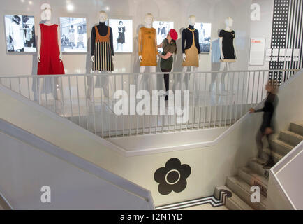 V&A, London, UK. 3. April 2019. Die erste internationale Retrospektive über die kultige Fashion Designer Dame Mary Quant erforscht, 1955 bis 1975, als Quant der High Street revolutioniert. Kleider gehören eine Auswahl aus Dame von Mary Quant Archiv sowie die V&A's umfangreiche Mode betrieben, die grösste öffentliche Sammlung von Quant Kleider in der Welt. Die Ausstellung umfasst auch seltene Kleidungsstücke von der Öffentlichkeit, die durch einen öffentlichen Aufruf gekommen sind. Die Ausstellung läuft vom 6. April 2019 - vom 16. Februar 2020. Credit: Malcolm Park/Alamy Leben Nachrichten. Stockfoto