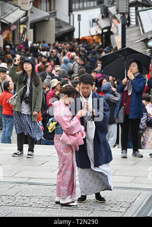 April 2, 2019, Kyoto, Japan - Die schmale und steile Straße mit Kopfsteinpflaster zum und vom Kiyomizu-tempel in Kyoto wird durch endlose Wellen von ausländischen Touristen am Dienstag überwältigt, 2. April 2019. Mit Rekordzahlen von Touristen dieses alten kaiserlichen Hauptstadt Besuch in Western Japan letztes Jahr, überfüllten Websites und Staus waren die wichtigsten Beschwerden von sowohl ausländische als auch japanische Besucher der Stadt geäußert. (Foto von Natsuki Sakai/LBA) Stockfoto