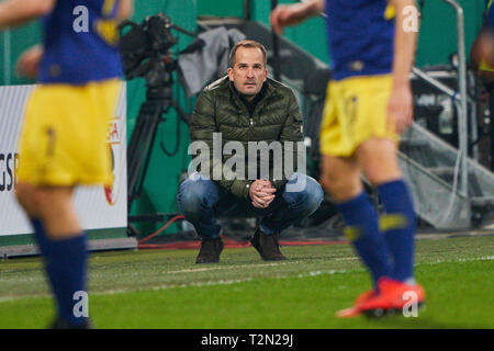 Augsburg, Deutschland. 02 Apr, 2019. Manuel BAUM, FCA-Trainer, Gestikulieren, geben Anweisungen, Aktion, Bild, Geste, hand Bewegung, zeigen, interpretieren, Mimik, FC Augsburg - RB LEIPZIG DFB-Pokal, DFB-Pokal, Augsburg, April 02, 2019 Saison 2018/2019, Red Bull, Fußball, Credit: Peter Schatz/Alamy leben Nachrichten Stockfoto