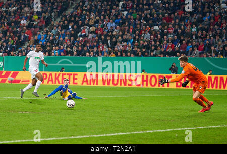 Augsburg, Deutschland. 02 Apr, 2019. Timo WERNER, RB Leipzig 11 Kerben, schießt Ziel für 0-1, Gregor KOBEL, FCA 40 FC Augsburg - RB LEIPZIG DFB-Pokal, DFB-Pokal, Augsburg, April 02, 2019 Saison 2018/2019, Red Bull, Fußball, Credit: Peter Schatz/Alamy leben Nachrichten Stockfoto